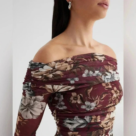 Express Body Contour Mesh Floral Off The Shoulder Ruched Midi - Picture 4 of 7